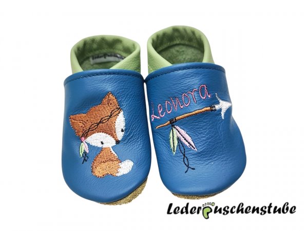Lederpuschen azur-pistazie mit Namen orchidee und Pfeil braun-grau-schwarz Federn pistazie-rosa links und rechts Boho Fuchs brau-weiß-schwarz Punkt orchidee Federn pistazie-rosa